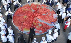 Bin 930 kiloluk dev sucuklu yumurta yaparak dünya rekoru kırdılar