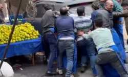 Pazar yerinde bırakılan aracı elbirliğiyle kaldırdılar