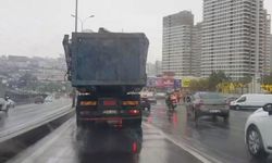 Beylikdüzü'nde hurda yüklü kamyonun tehlikeli yolculuğu kamerada