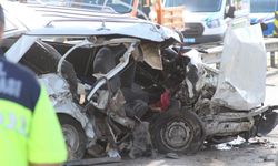 Mersin'de otomobil beton bariyere çarptı: 2 ölü