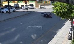 Kaza anı kamerada: 4 kişinin olduğu motosiklete araç çarptı