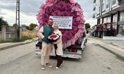Çekiciyle dev bir çiçek buketi göndererek eşinden özür diledi