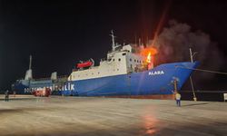 Limana bağlı yük gemisinde çıkan yangın söndürüldü