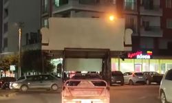 Trafiğe aldırmadan motosiklet üzerinde koltuk taşıdı