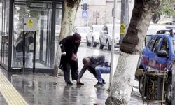 Hayırlı evlat: Bankaya çamurlu girmesin diye annesinin ayakkabısını elleriyle temizledi