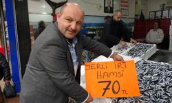 Hamsi 70 liraya düştü, vatandaş sevinçten çiğ yedi