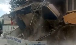 Sındırgı'da depremde hasar gören bina kendiliğinden yıkıldı