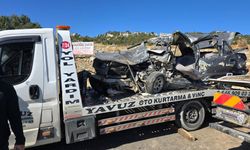 Mersin'de tarım işçilerini taşıyan midibüs otomobille çarpıştı: 3 ölü, 12 yaralı