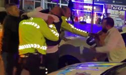 Alkollü sürücü ve yakınları polise yumrukla saldırdı: O anlar kamerada