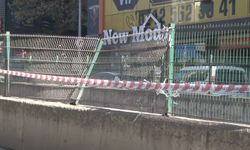 Bayrampaşa'da kamyon tramvay hattının demir korkuluklarına çarptı