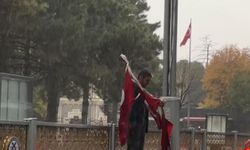 Erzincan’da yağmur altında yere düşen bayrakları topladı
