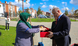 Türk bayrağını yere düşürmemek için gösterdiği duyarlılık yürekleri ısıttı