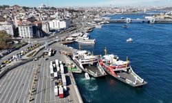 Sirkeci'de feribot iskeleye çarptı