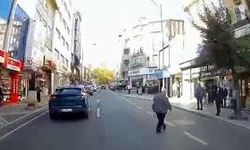 Otomobilin altında kalmaktan son anda kurtuldu