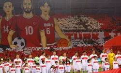 "Türk önde, Türk ileri!” koreografisiyle tribünler ayakta