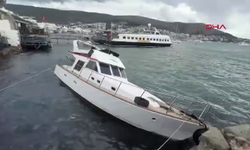 Bodrum'da kuvvetli rüzgar nedeniyle tekne karaya vurdu