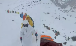 Everest’te kurtarılmayı bekleyen 200 dağcı tahliye edildi