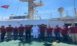 Okyanusun ortasında Atatürk'e saygı duruşu