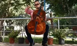 Görme engelli müzik öğretmeninden hastalara ‘ritim ve şarkılı terapi’