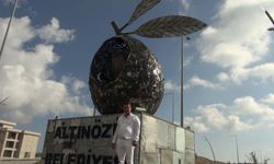 Atıklardan 8 metre yüksekliğinde, 5 ton ağırlığında 'zeytin tanesi' heykeli yaptı