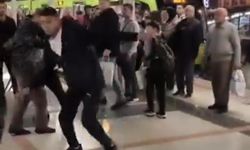 Metroda çıkan kavgada yumruklar havada uçuştu!