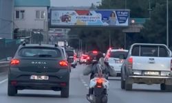 Yatarak motosiklet süren maganda kamerada