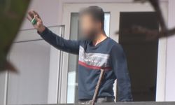 Evi yakmaya çalıştı, eşyaları sokağa fırlattı, çıkışta akraba dayağı yedi