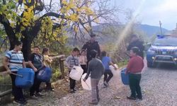 Köy çocuklarından jandarmaya bidonlu "Yasemen" sürprizi