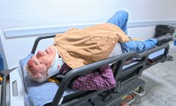 Kaldırıma çıkıp 3 kişiyi yaralayan, ters yola girip 5 araca çarpan alkollü sürücü böyle darbedildi