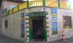 Pide yemeye gelip salondaki mezarlık başında dua ederek ayrılıyorlar