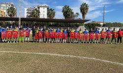 Mersin'de takımlar sahaya Türk bayraklarıyla çıkarak şehitleri andı