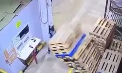 Paletlerin altında kalmaktan son anda kurtuldu