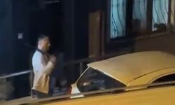 Ümraniye'de eşinin ve komşusunun otomobiline sopayla zarar veren kişi kamerada