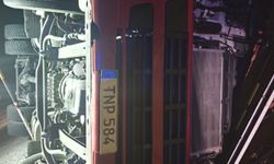 Devrilen tırın sürücüsü hayatını kaybetti