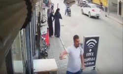 Otomobil iş yerine girdi; kaldırımdaki yaya ezilmekten son anda kurtuldu