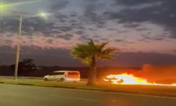 Adana'da seyir halindeki otomobil alev alev yandı