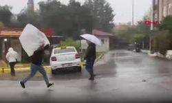 Antalya'da şiddetli yağış; yollar göle döndü