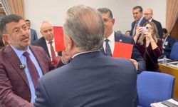 Bütçe Komisyonu'nda CHP'li vekillerden kırmızı kartlı protesto