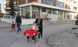 Bir bacağı kısa olan kızını her gün okula kucağında taşıyan anneden ‘asansör’ talebi