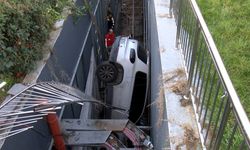 Bahçelievler'de 9 araca çarpan cip 5 metreden boşluğa düştü