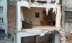 Zeytinburnu'nda 4 katlı bina yıkıldı; bitişikteki apartman duvarsız kaldı