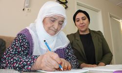 Eşi 'adını bile yazamıyorsun' deyince 88 yaşında okuma yazma öğrendi