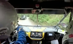 Ralli aracı, yarış alanına giren sivil kamyonetle çarpıştı!