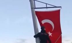 Çocuklardan örnek davranış: Katlanan Türk bayrağını düzelttiler