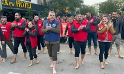 İzmir'de belediye işçileri 'çıplak ayakla' yürüdü