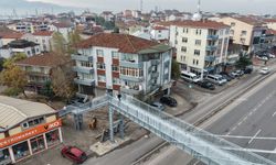 "Yayalar evimi izliyor" şikayeti üst geçidi yıktırdı!