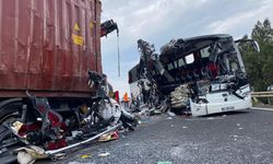 Yolcu otobüsü tıra çarptı: 7 Ölü