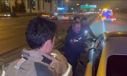 Otoyolda aracının içinde uyuyan adamı itfaiye camı kırarak uyandırdı