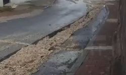 Toroslar’da elektrik çalışması sonrası yol çamur ve çukur içinde kaldı