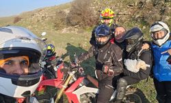 Tek başına buldukları yeni doğmuş kuzuyu 3 kilometre ötedeki annesi ile kavuşturdular